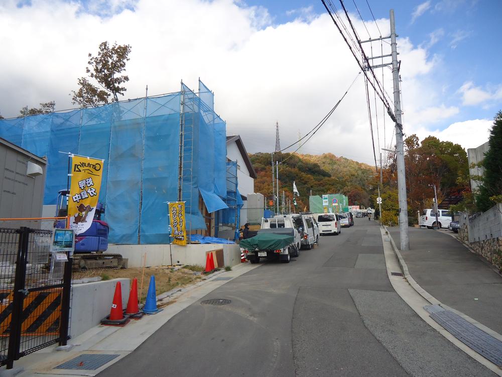 Local photos, including front road. Local (11 May 2013) Shooting, New homes in order to sell already-land is under construction. 