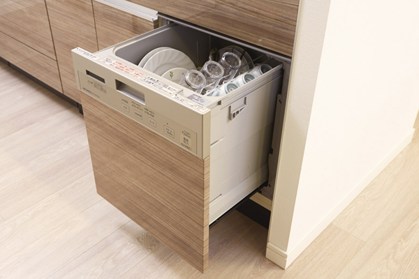 Kitchen.  [Dish washing and drying machine] Place the dish washing and drying machine under the sink. Since the dishes and the like can move smoothly saves also time and effort of the water dripping is less clean (same specifications)