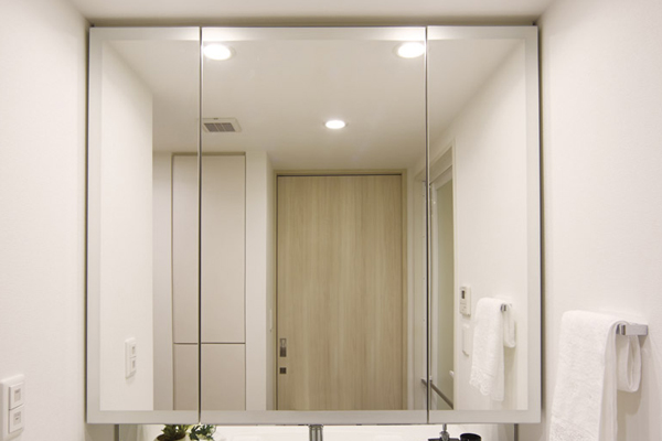 Bathing-wash room.  [Four Frost mirror frame with three-sided mirror] Since the three-sided mirror door with Frost frame, Difficult to fingerprint at the time of opening and closing is noticeable, To keep the aesthetics (same specifications)
