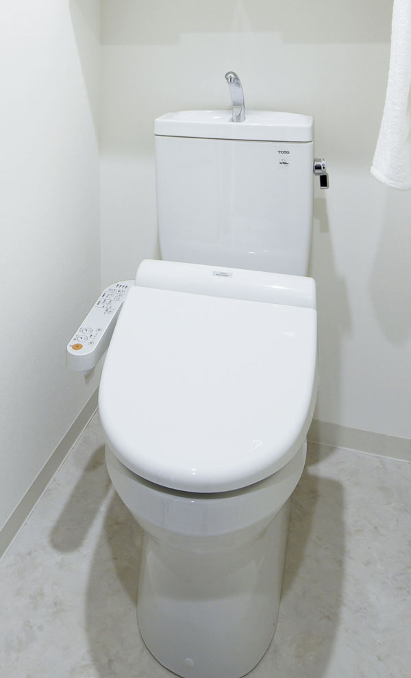Toilet.  [Bidet] Of course, cleaning function, Heating toilet seat and deodorizing function, Multi-function bidet equipped with a self-cleaning and antibacterial function has been adopted ( ※ )