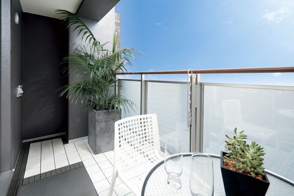 balcony ・ terrace ・ Private garden.  [balcony] Living by the center open sash ・ In order to take advantage of the affinity of the space between the dining more effectively, Plenty of light and wind Ya is on the balcony, It has been secured depth to enjoy the interaction with a little green ( ※ )