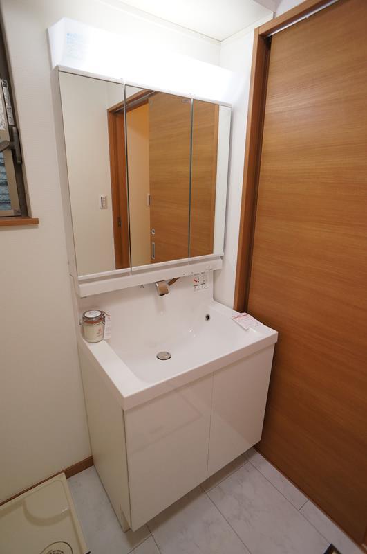 Wash basin, toilet