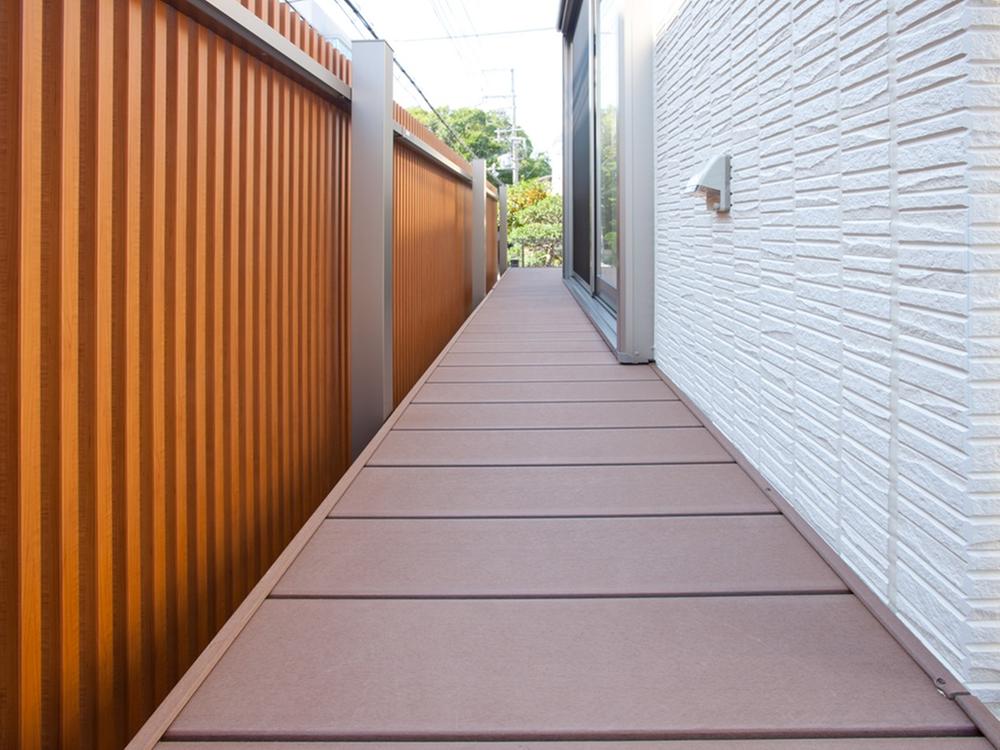 Garden. Wood deck