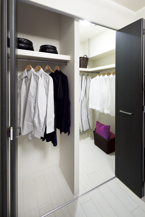 Receipt.  [Walk-in closet] Walk-in closet of a large capacity has been adopted to a wardrobe and a variety of life items can be plenty of organized ※ A1 ・ A2 type only (same specifications)