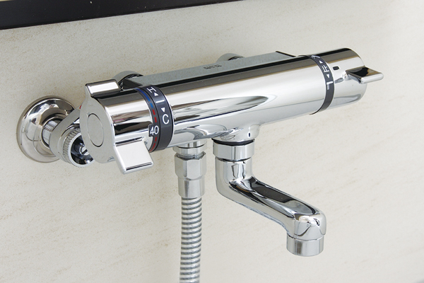Bathing-wash room.  [Thermostatic mixing faucet] It can be easy adjustment of the water temperature, Supply to keep the set hot water temperature. Since the assigned wall in the lower part of the counter, Space you can use widely (same specifications)