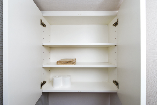 Toilet.  [Hanging cupboard] Hanging cupboard type of storage space used effectively in the toilet. Toilet you like can a clean and accommodating paper (same specifications)