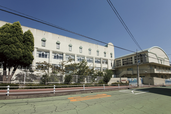 Surrounding environment. Municipal Hieda elementary school (4-minute walk ・ About 310m)