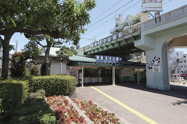 Surrounding environment. Hankyu "The Prince Park" station