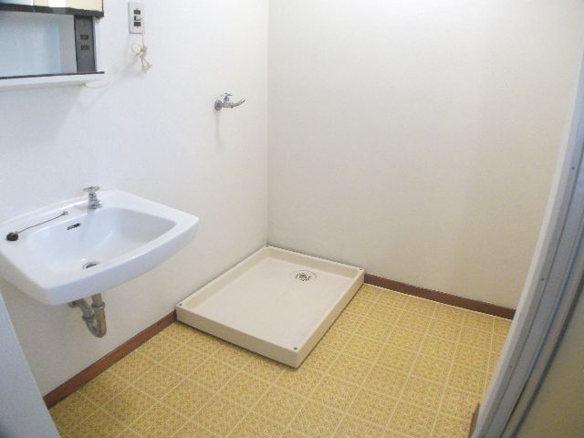 Washroom. Also firmly secured basin undressing space.
