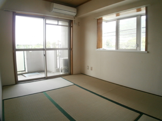 Other room space. Feelings of two-sided lighting of a good Japanese-style room.