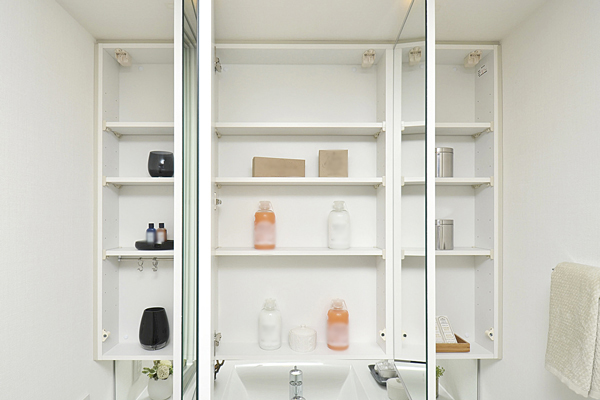 Bathing-wash room.  [Three-sided mirror back storage] Ensure the storage space that can organize the basin outfit is on the back side of the three-sided mirror. It is with a hook to put the dryer (same specifications)