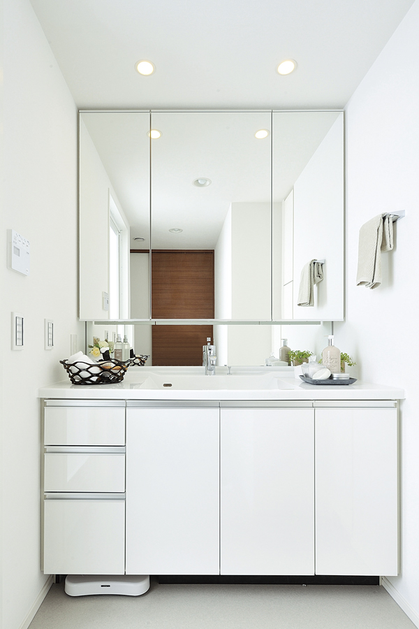 Bathing-wash room.  [Powder Room] Adopt a convenient three-sided mirror of the big back with storage every morning grooming. Health meter space and slide storage, etc., Since storage space is sufficiently secured, To achieve the neat space ( ※ )
