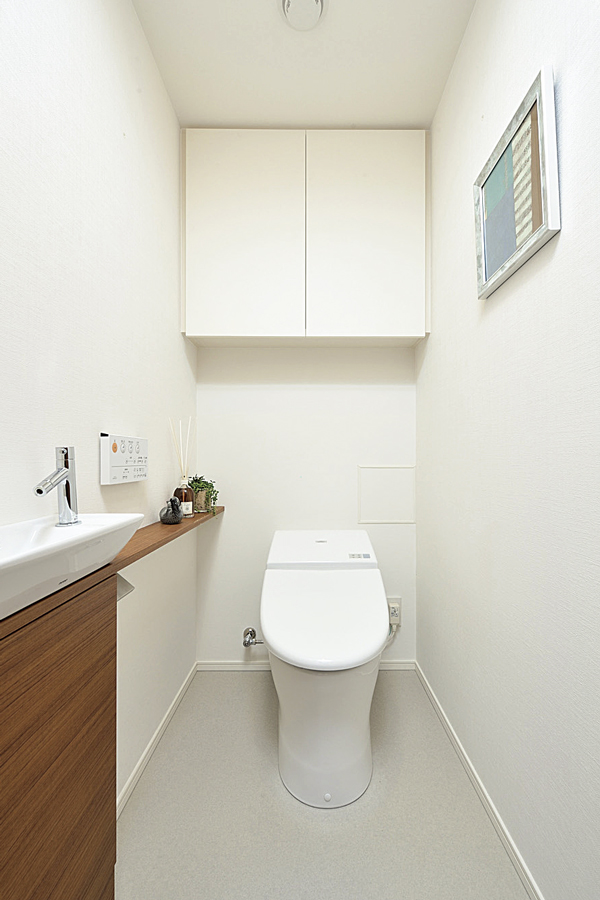 Toilet.  [Low silhouette toilet] By adopting the clean design of the low silhouette toilet, It has been consideration to the beauty of the space. Toilet adopt a water-saving toilet to exert sufficient cleaning power with a small amount of water by the tornado cleaning (large 4.8 l small 3.6 liters). Energy-saving specifications with a power saving function is also in hot water washing heating toilet seat ( ※ )