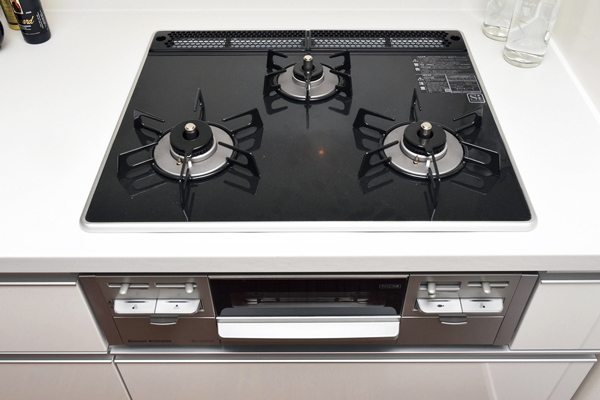 Kitchen.  [Pearl Crystal top stove] Beautiful luster, 3-neck gas stove that was coated with a clean and easy to hard enamel. Grill has been adopted without water on both sides grilled type (same specifications)