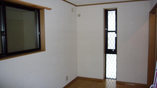 Non-living room. Two shutter There closet in the window