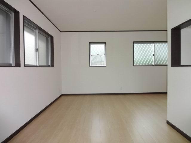 Living. The first floor living room. LDK15.7 Pledge of leeway. Hito at three sides daylighting ・ Ventilation is good. 