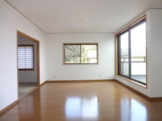 Living. Second floor living room. LDK19.25 Pledge. Balcony. Cross stuck Kawasumi. Daylighting ・ ventilation ・ View is good.