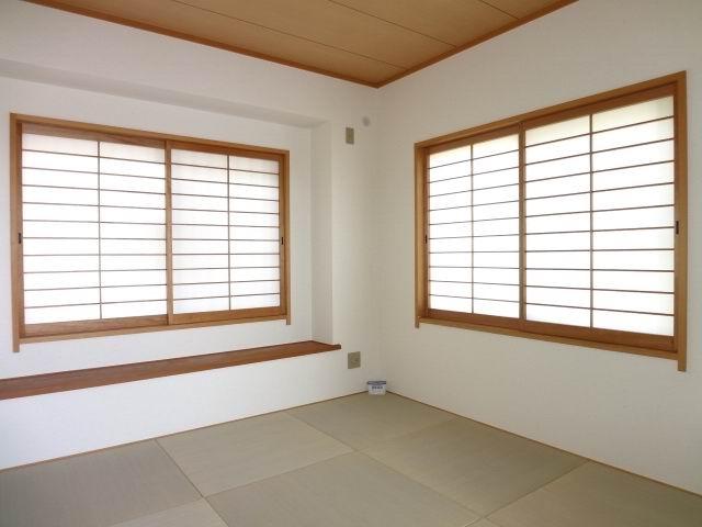 Non-living room. Second floor Japanese-style room 5 quires. Two-sided lighting. With closet. cross ・ tatami ・ Sliding door ・ It is settled Shoji pasting exchange.