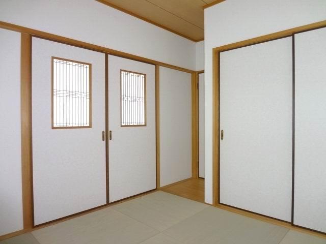 Non-living room. Second floor Japanese-style room 5 quires. Two-sided lighting. With closet. cross ・ tatami ・ Sliding door ・ It is settled Shoji pasting exchange.