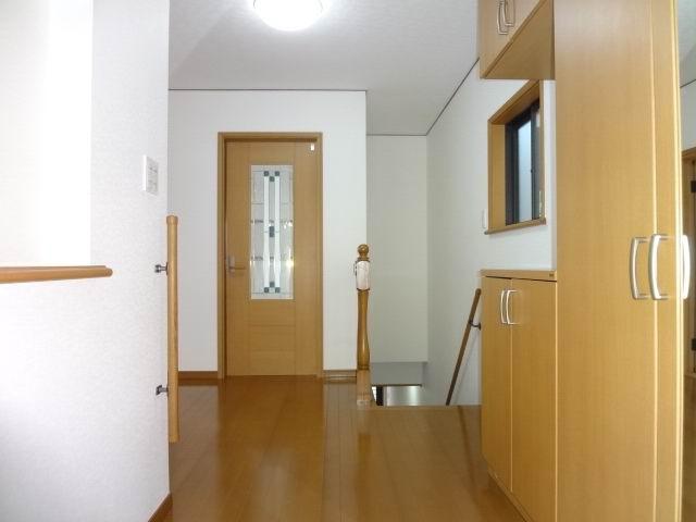 Entrance. Second floor entrance hall. Shoe box with mirror. With niche. Is a cross stuck Kawasumi.