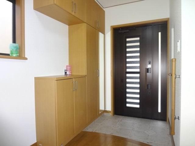 Entrance. Second floor entrance hall. Shoe box with mirror. With niche. Is a cross stuck Kawasumi.