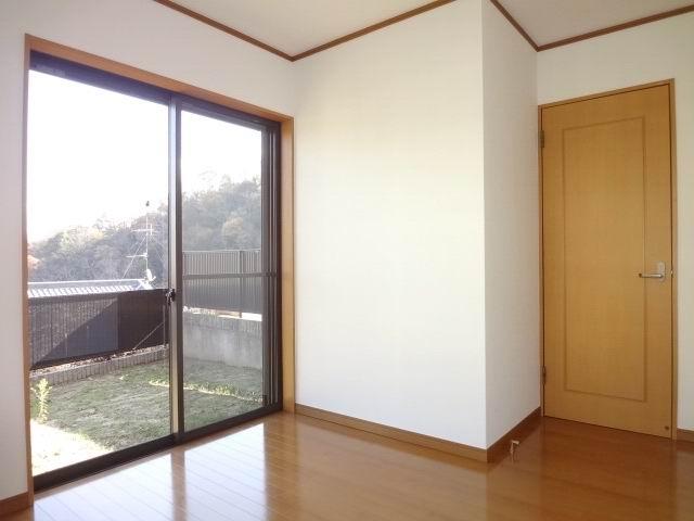 Non-living room. 1 Kaiyoshitsu 5 Pledge. Two-sided lighting. With closet. Is a cross stuck Kawasumi.