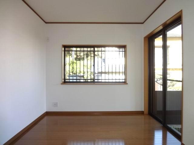 Non-living room. 1 Kaiyoshitsu 6.5 Pledge. Two-sided lighting. With closet. Is a cross stuck Kawasumi.