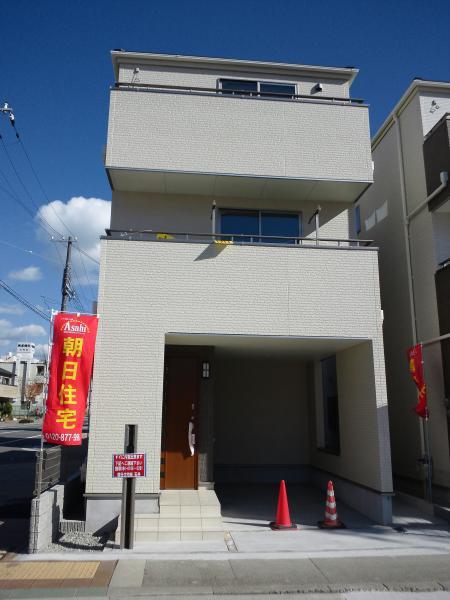 Local appearance photo. Very open exclusive location in the 3 methods corner lot!