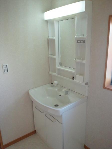 Wash basin, toilet. Spacious wash room! 