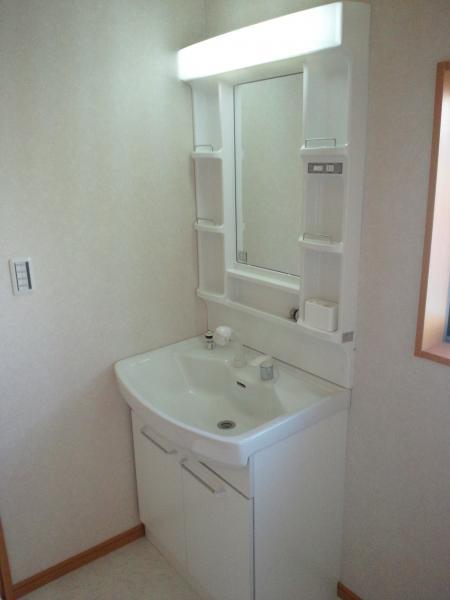Wash basin, toilet. Spacious wash room!