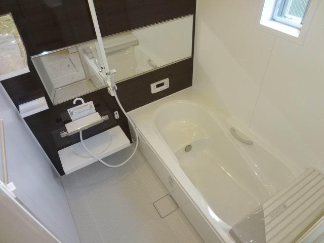 Bathroom. First floor bathroom. System bus with drying heater.