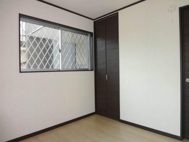 Non-living room. 1 Kaiyoshitsu 4.5 Pledge. Two-sided lighting. It is with a closet.