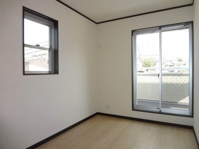 Non-living room. 3 Kaiyoshitsu 4.5 Pledge. Two-sided lighting. balcony ・ It is with a closet.
