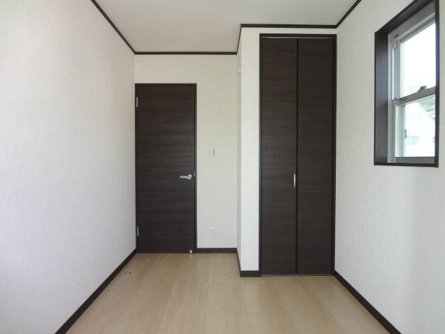 Non-living room. 3 Kaiyoshitsu 4.5 Pledge. Two-sided lighting. balcony ・ It is with a closet.