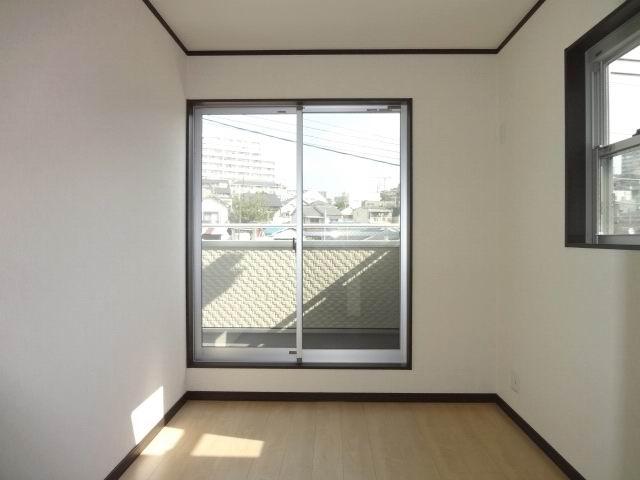Non-living room. 3 Kaiyoshitsu 4.5 Pledge. Two-sided lighting. balcony ・ It is with a closet.