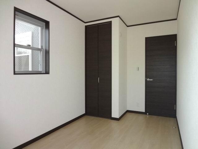 Non-living room. 3 Kaiyoshitsu 4.5 Pledge. Two-sided lighting. balcony ・ It is with a closet.