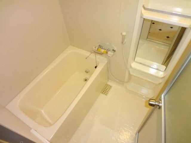 Bathroom. Bathroom. Painter's work already. shower ・ Curran is already replaced.