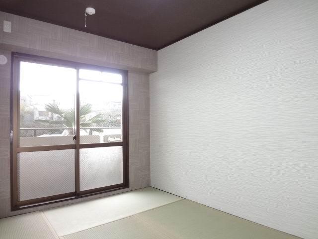 Non-living room. Japanese-style room 6 quires. closet ・ Balcony. Yang This good at MinamiMuko. Tatami mat Kawasumi. Sliding door is already replaced.