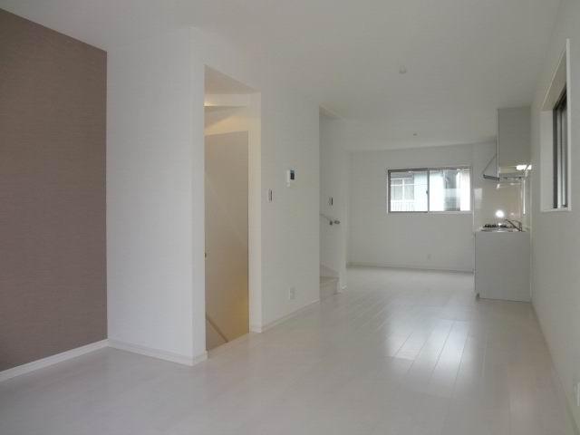 Living. Second floor living room. LDK16 Pledge. Balcony. In south daylighting is yang those good.