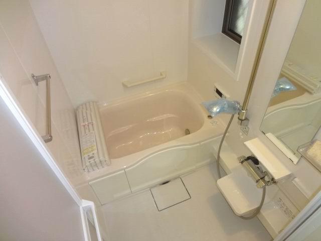 Bathroom. First floor bathroom. System bus with drying heater.