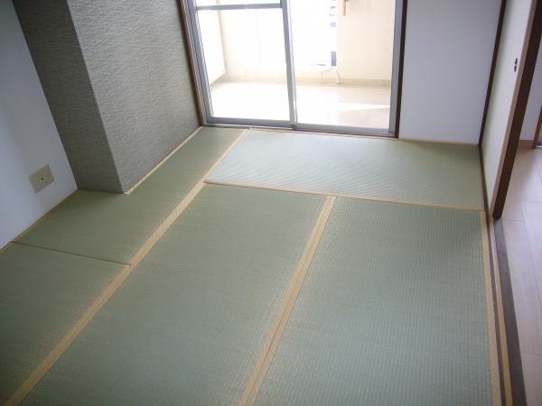Non-living room. tatami wall Bran There is also a closet that has been renovated.