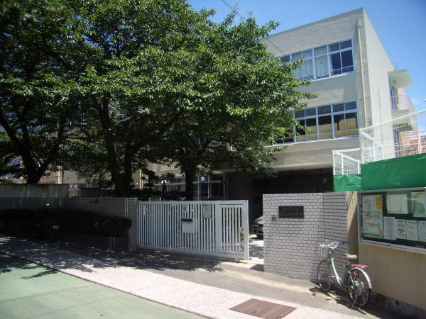 Primary school. 330m up ranked fifth of the pond Elementary School