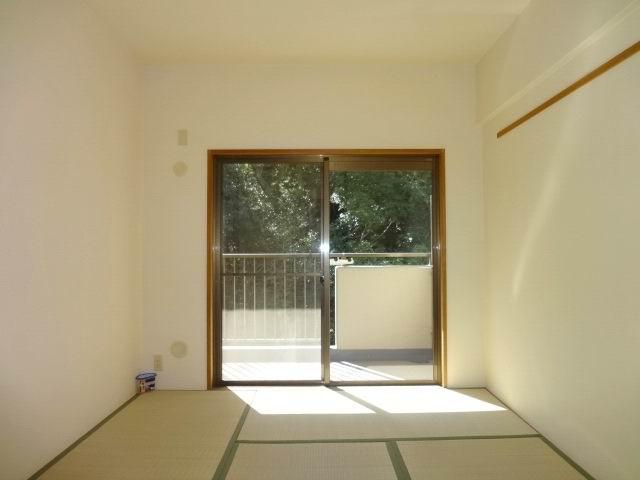 Non-living room. Japanese-style room 6 quires. balcony ・ With closet. cross ・ tatami ・ Fusumaha Kawasumi. Yang This good at MinamiMuko.