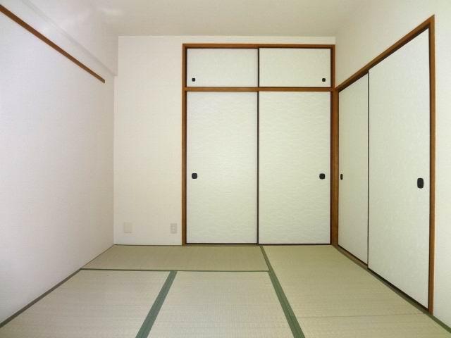 Non-living room. Japanese-style room 6 quires. balcony ・ With closet. cross ・ tatami ・ Fusumaha Kawasumi. Yang This good at MinamiMuko.
