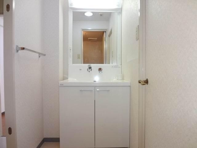 Wash basin, toilet. Powder Room. cross ・ CF Hakawasumi. Shampoo is a dresser already replaced.