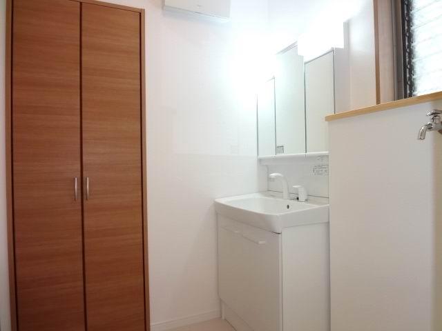 Wash basin, toilet. First floor powder room. With storage space. Shampoo dresser with a three-way mirror cabinet. 