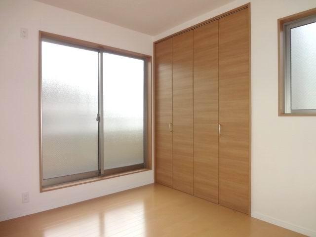 Non-living room. 2 Kainushi bedroom 7.8 Pledge. Two-sided lighting. balcony ・ It is with a closet (2 places). 