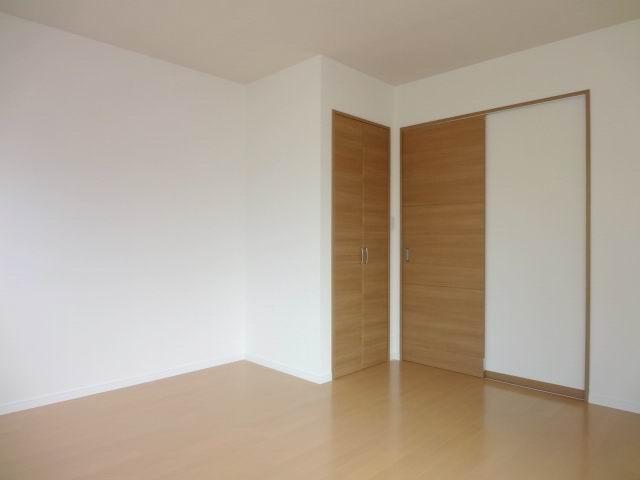 Non-living room. 2 Kainushi bedroom 7.8 Pledge. Two-sided lighting. balcony ・ It is with a closet (2 places). 