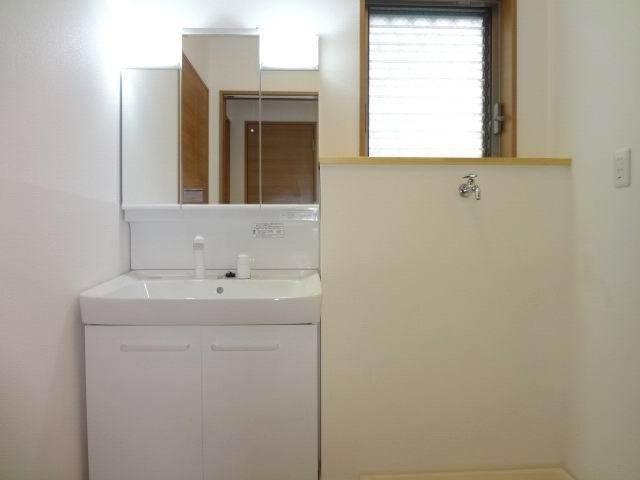 Wash basin, toilet. Shampoo dresser with a three-way mirror cabinet. 