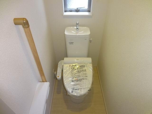 Toilet. 1st floor ・ Second floor toilet. Shower toilet.